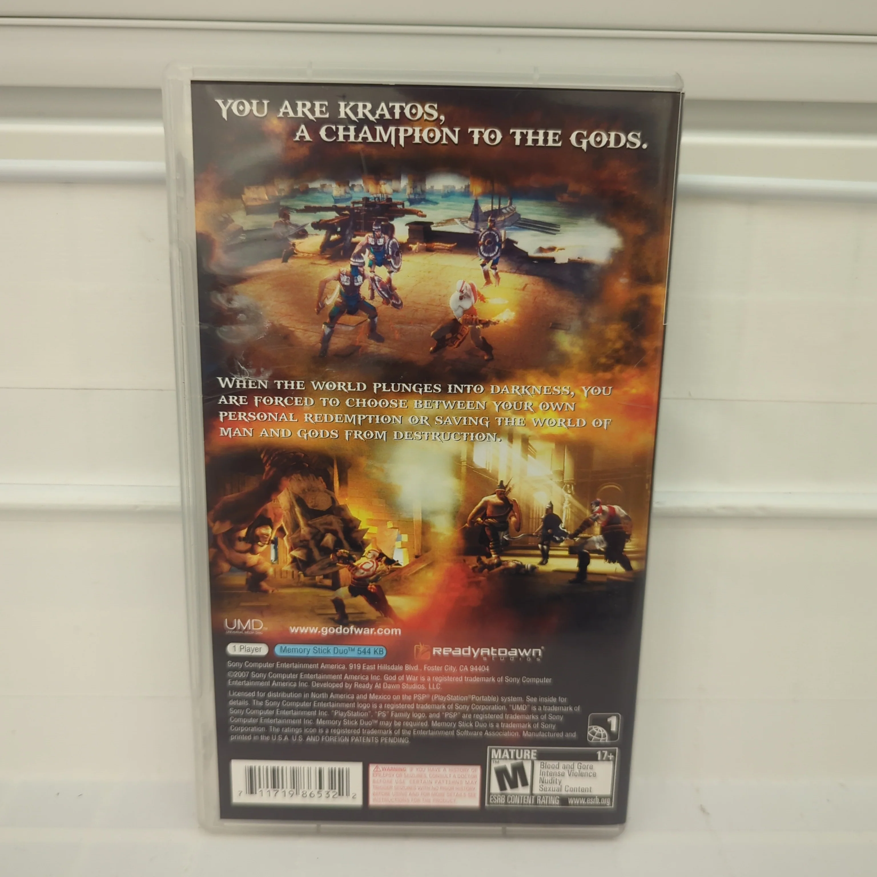 God of War Chains of Olympus - PSP - Image 2